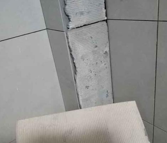 随州瓷砖空鼓维修公司分享下厨房瓷砖脱落的补救措施。